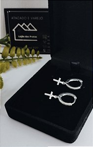 *Brinco argola 1,3 cm com pingente cruz gravejada em prata 925*