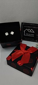 *Brinco Trevo de três folhas com micro pedra central em prata 925*
