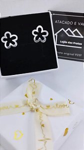 *Brinco Flor vazada em Prata 925*