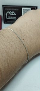 *Pulseira fio laminado 18cm em prata 925*
