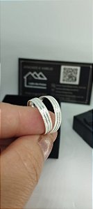 Aliança Cravejada com Risca Central em Prata 925 – Sofisticação e Brilho - 4mm (3 x de R$ 100,00 s/ juros)