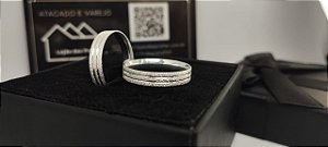 *Aliança 0,4mm cravejada com risca central em prata 925*