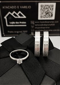 Aliança Cravejada com Risca Central em Prata 925 – Sofisticação e Brilho - 4mm (3 x de R$ 330,00 s/ juros)