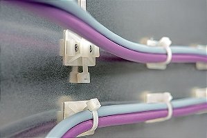 HELLERMANN LKCS/A – Fixador de Abraçadeira Autoadesivo com Furo | Embalagem com 100 Peças