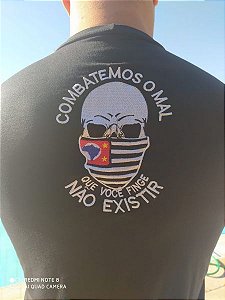 CAMISETA COMBATEMOS O MAL QUE VOCÊ FINGE NÃO EXISTIR