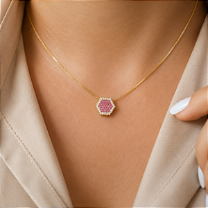 Gargantilha Hexágono Cravejado Rosa - Semijoia 18k - MG550