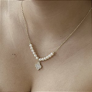 Gargantilha com Trevo Cravejado e Pérolas Semijoia 18k