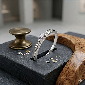 Anel Solitário Cravejado Com Pedra Lilás - Prata 925 - MA440-14136