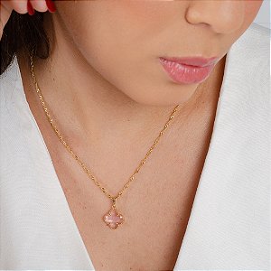 Gargantilha Singapura c/ Pingente Trevo Cor Rosa Claro- Semijoia 18k – Antialérgica