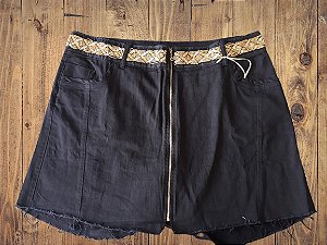 SHORTS SAIA PRETO COM BORDADO DOURADO