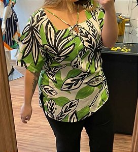 BLUSA ESTAMPADA COM DETALHES GALÃO E MANGAS LISAS
