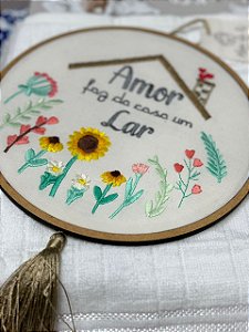 Bastidor/Enfeite de Porta bordado ( amor faz da casa um lar) - personalizados