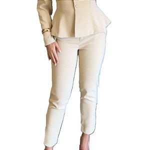 Conjunto Calça Cenoura e Casaqueto Peplum