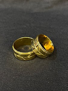 ALIANÇA DE CASAMENTO COM DESENHO ORIENTAL BANHADA A OURO 18K