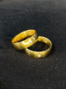 ALIANÇA DE CASAMENTO TRADICIONAL COM PEDRA DE ZIRCÔNIA BANHADA A OURO 18K