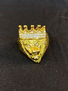DEDEIRA LEÃO C/ COROA CRAVEJADA BANHADA A OURO 18K