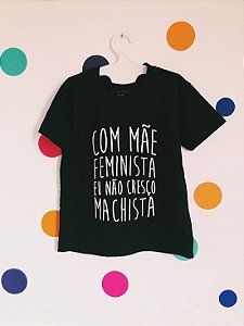 CAMISETA INFANTIL "COM MÃE FEMINISTA NÃO CRESÇO MACHISTA"