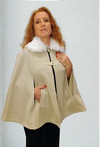 Capa com gola de pele