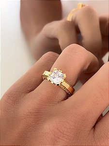 Anel Solitário Dourado Cravejado nas Laterais