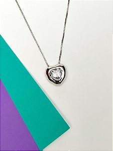 Colar Branco Longo com Pingente de Coração e Zirconia Central 60cm