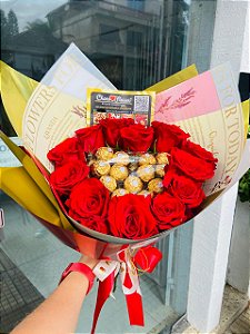 Buquê de Rosas com Coração Ferrero Rocher
