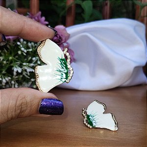 Brinco de borboleta esmaltada verde e branco banhado a ouro