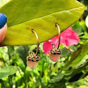 Brinco de Argola 2cm com Pingente de Pedra Natural Quartzo Rosa Banhado a Ouro