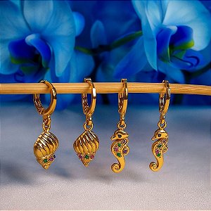 Kit de 2 brincos de argolinhas click banhado a ouro:  1 par de cavalo marinho e 1 par de concha do mar