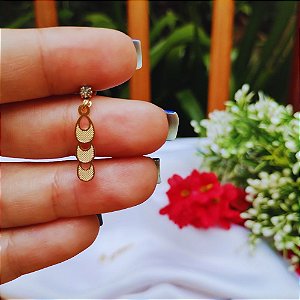 Brinco com pequenas gotas e texturas banhado a ouro