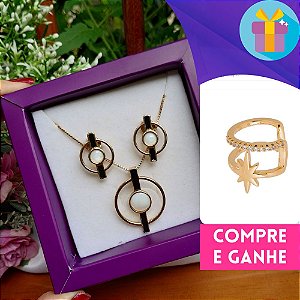 Conjunto de colar e brincos com detalhes esmaltados e pedra redonda madrepérola banho de ouro