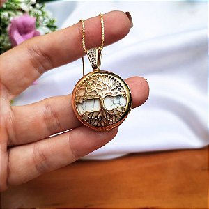 Colar com Pingente Árvore da Vida de Pedra Howlita detalhes cravejados de Zircônia Banhado a Ouro