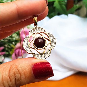 Colar com Pingente de Flor e Pedra Redonda de Ágata Vermelha Banhado a Ouro