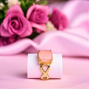 Anel com pedra central Quartzo Rosa quadrada e detalhes no aro banhado a ouro