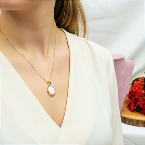 Colar Corrente Veneziana com Pingente Oval de Madrepérola Banhado a Ouro