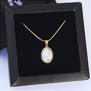 Colar Curto com Pingente de Pedra Oval Howlita Branca Banhado a Ouro
