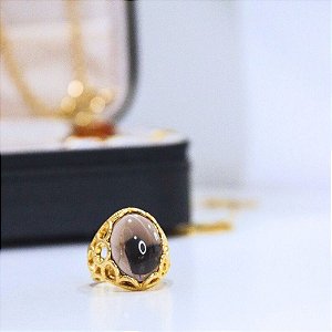 Anel com Detalhes de Mandala e Pedra Oval Obsidiana Fumê Banhado a Ouro