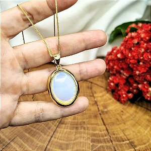 Colar com Pingente Oval de Opalina Banhado a Ouro