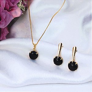 Conjunto com Detalhes Texturizados e Pedra Redonda Ônix Banhado a Ouro