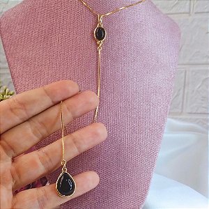 Colar Gravatinha longo com Pingente de Pedra Ônix Banhado a Ouro