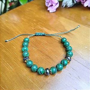 Pulseira Artesanal de Macramê com Malaquita, Hematita e detalhes em ouro no Fio Encerado