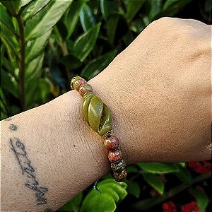 Pulseira Artesanal de Macramê com Unakita e Jade Oliva central em Fio de Encerado