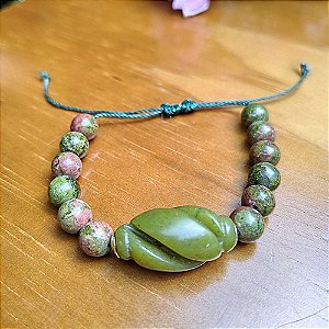 Pulseira Artesanal de Macramê com Unakita e Jade Oliva central em Fio de Encerado