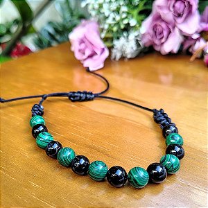 Pulseira Artesanal de Macramê com Pedras Naturais de Ágata Preta e Malaquita em Fio de Seda