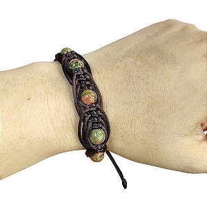 Pulseira artesanal com pedra natural Unakita de macramê entrelaçado