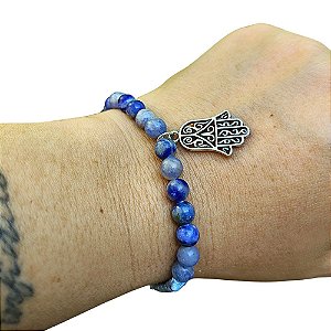 Pulseira artesanal de pedra Sodalita com pingente de Hamsá em macramê