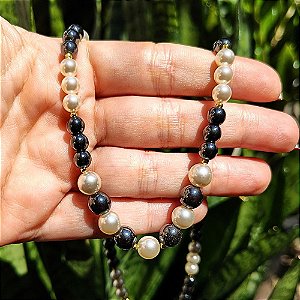 Colar de Pérolas e Hematita Natural com Detalhes Banhados a Ouro