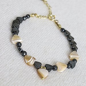 Pulseira de Hematita e Madrepérola em Corações com Detalhes Banhados a Ouro
