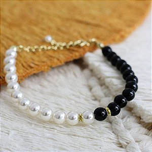 Pulseira de Pérolas e Ônix Natural 6mm com Detalhes Banhados a Ouro