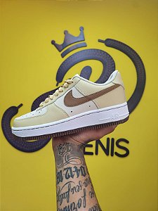 Nike Air Force 1 '07 LV8 EMB ' Inspected BY Swoosh ' - A PRONTA ENTREGA