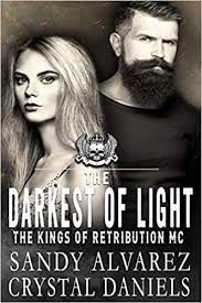 Livro The Darkest Of Light- The Kings Of Retribution Mc Autor Alvararez, Sandy e Crystal Daniels (2018) [seminovo]